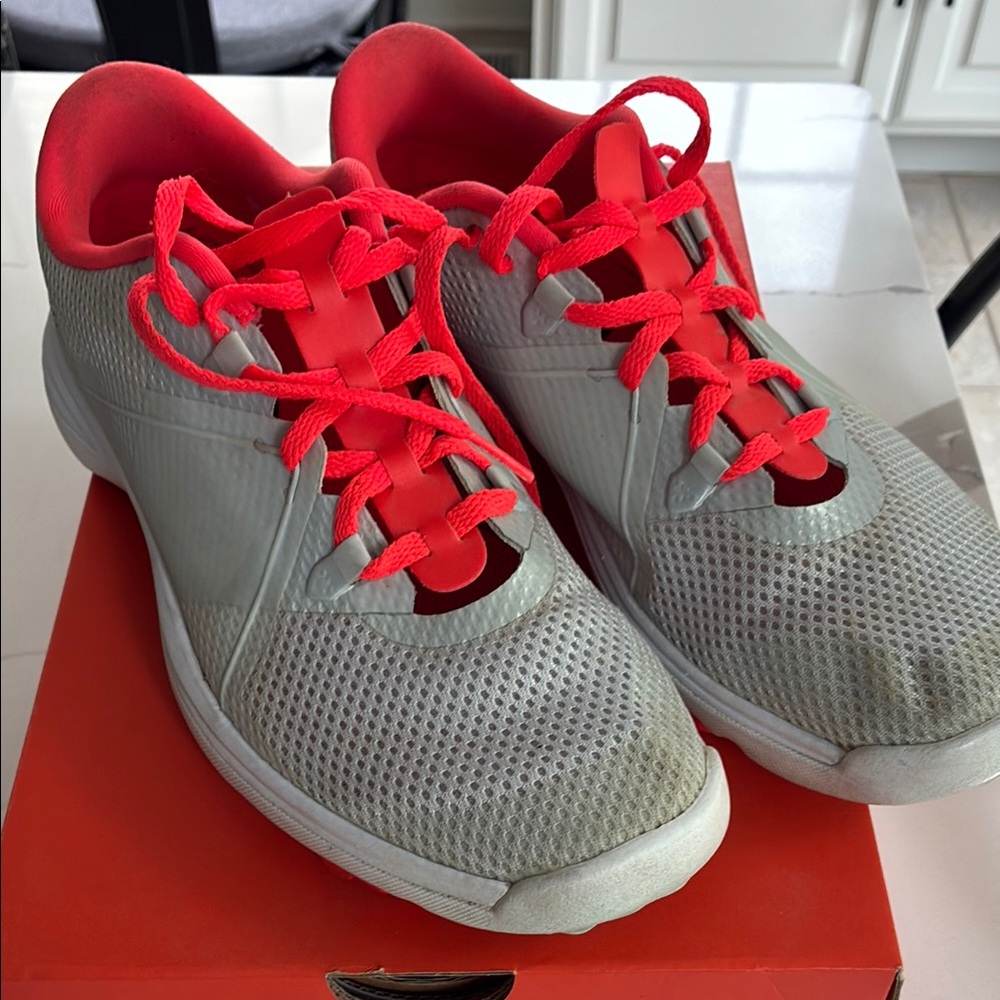 Nike Women's Golf Shoes in Light Gray and Bright Red